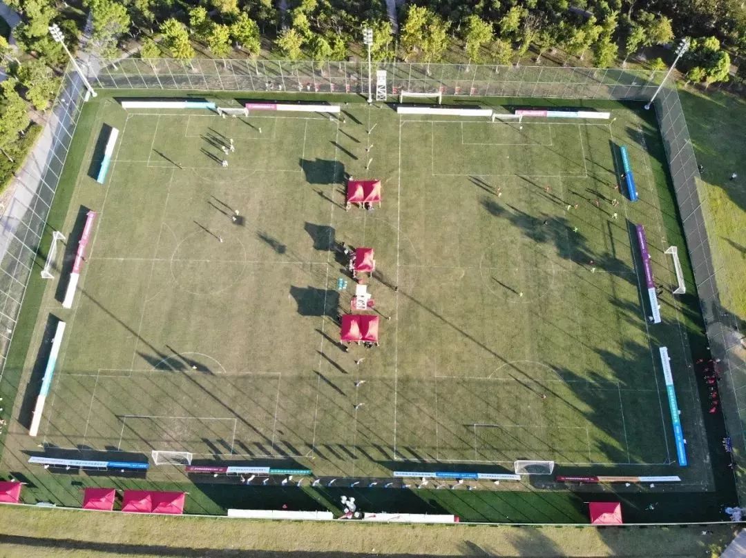 c7娱乐-尼奥尔球员实地考察青训基地，俱乐部重视青训发展的简单介绍